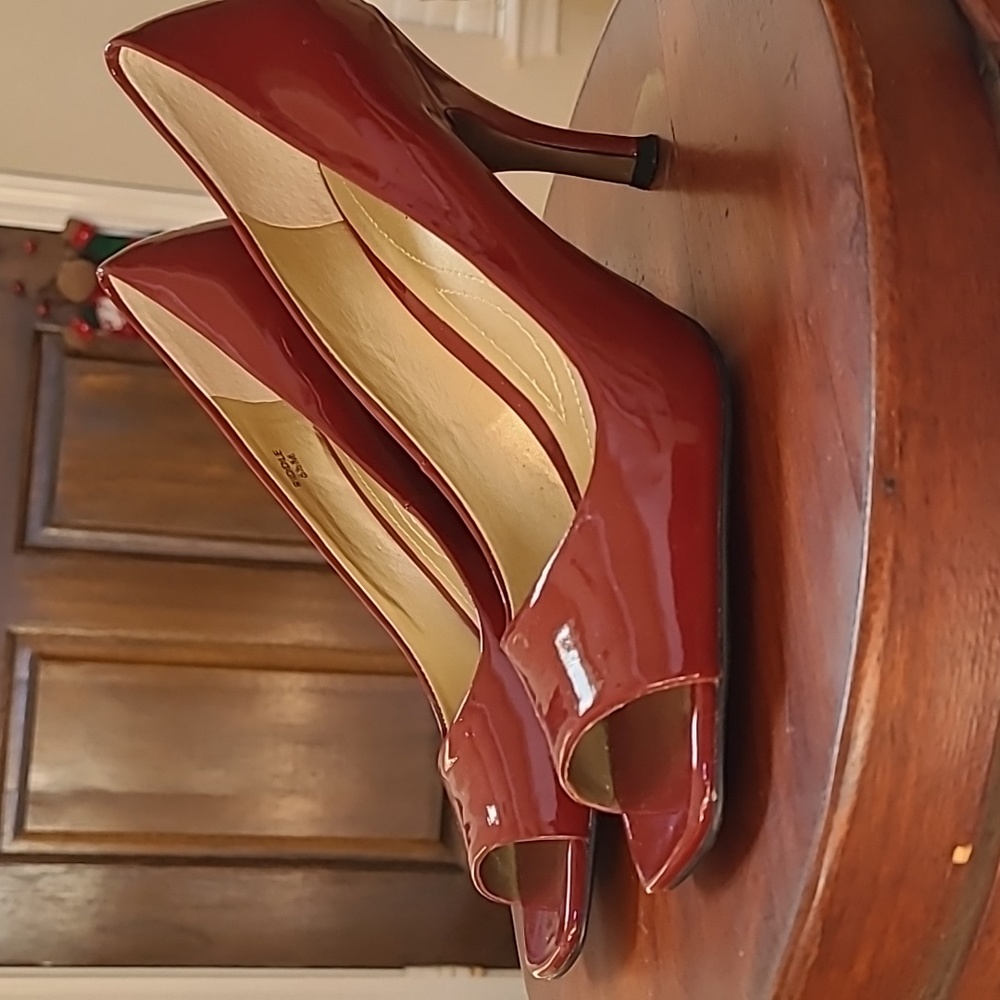 Tahari Fiddle Pumps in Red (wine?)